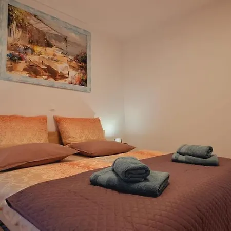 Kata's Apartment's Μεντουλίν